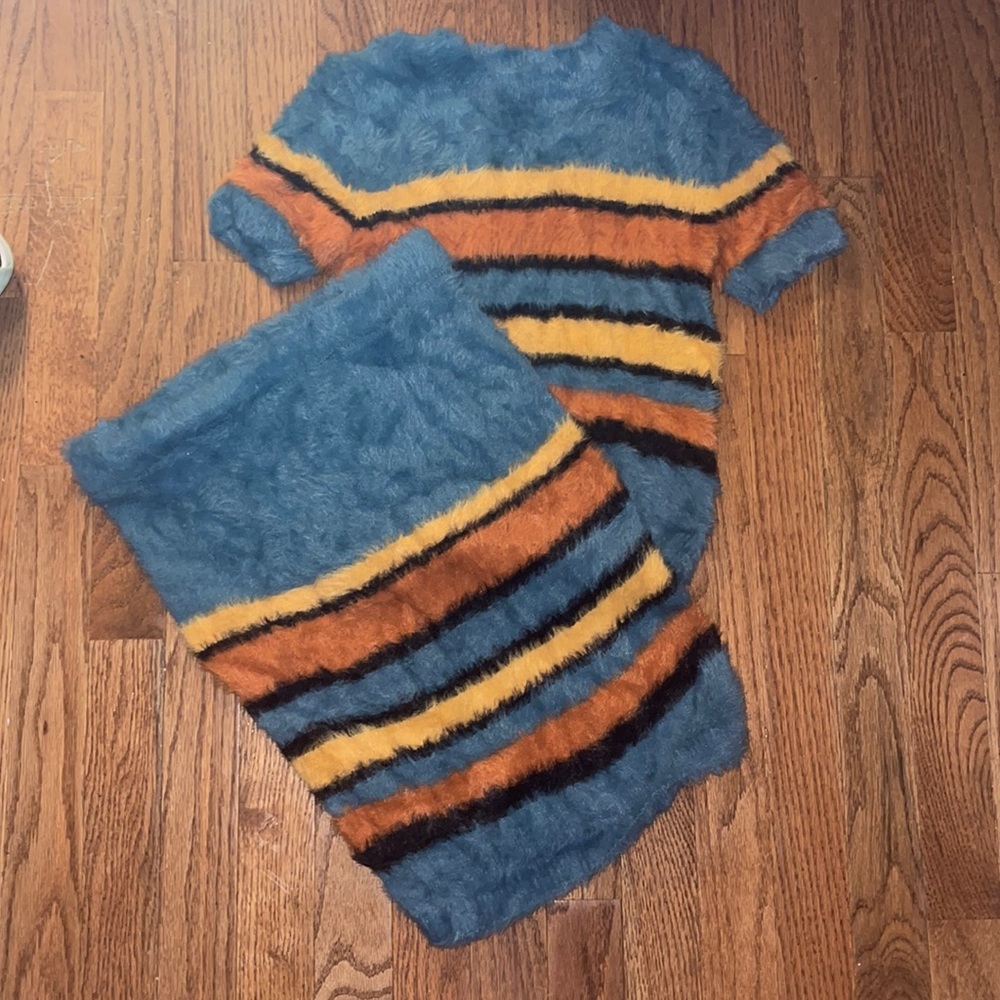 Cute fuzzy 2 piece set, both shirt and skirt are size medium.